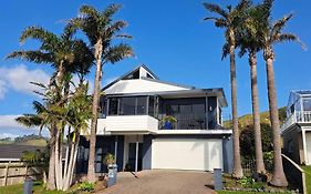 Quiet 2 Bedroom Retreat Near The Beach